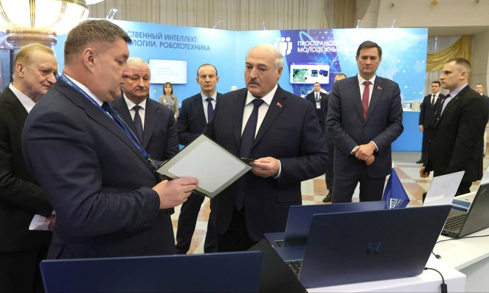 Александр Лукашенко поручил довести уровень локализации компьютеров до 70 % к концу года